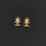 chanel simple middle-aged earrings