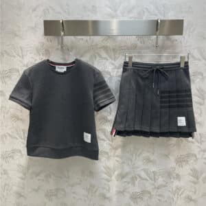 THOM BROWNE bar T-shirt + drawstring pleated skirt set