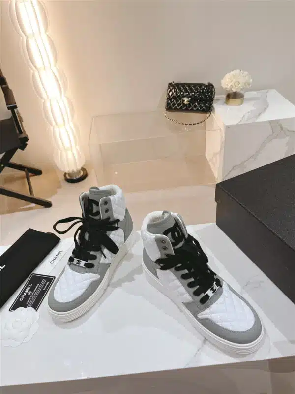 Chanel new all-leather color diamond skateboard shoes