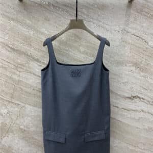 miumiu gray chest logo embroidered suspender skirt